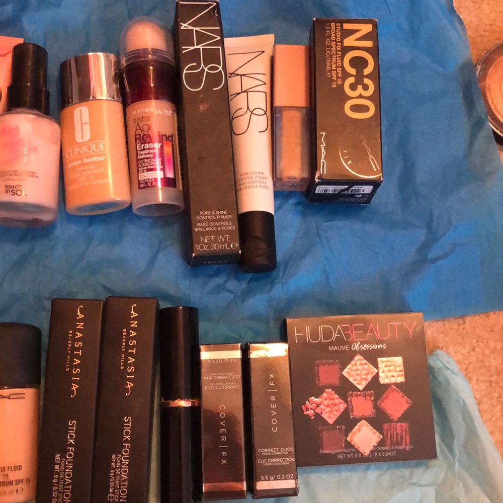 Unlisted Makeup Bundle Foundation/Primer/Powder - Picture 3 of 8